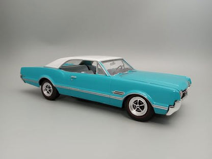 AMT 1966 Olds 442 Hardtop 1:25 Scale Model Kit
