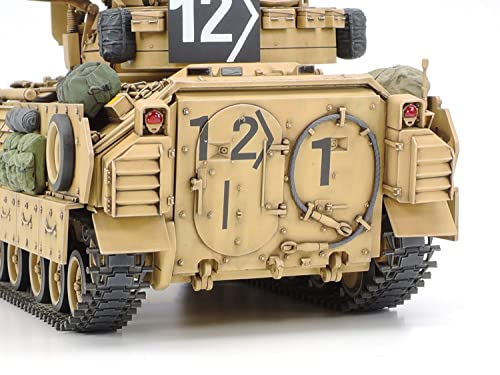 Tamiya 35264 Desert Storm 1: 35 U.S. M2 A2 Bradley IFV (2)