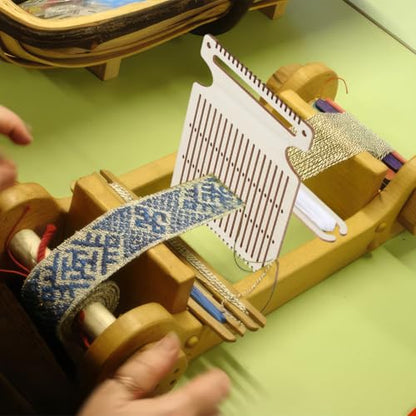 NBEADS 4 Sets Belt Weaving Kit, Weaving Loom Kit Wooden Belt Weaving Shuttle Tools DIY Weaving Crochet Knitting Wooden DIY Weaving Loom for Bracelet Bag Camera Strap, Old Lace