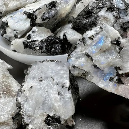 Zenkeeper 1Lb Moonstone Crystal Stone Natural Raw Stones and Fountain Rocks for Tumbling, Cabbing, Polishing, Wire Wrapping, Wicca and Reiki Crystal Healing - color: Moonstone